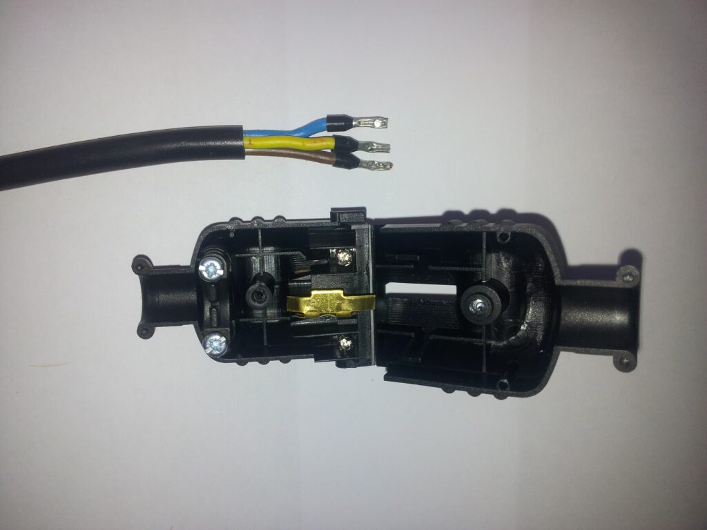 Schuko Stecker anklemmen