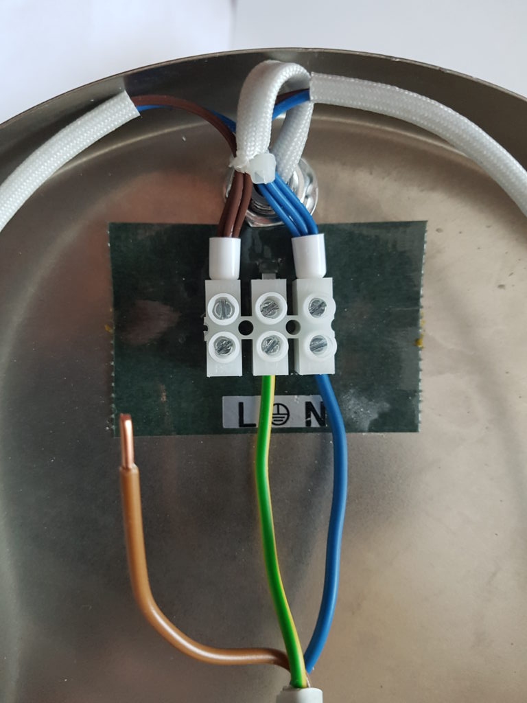 Lampe anschließen ⚡ So gelingt der Anschluß problemlos 🔎